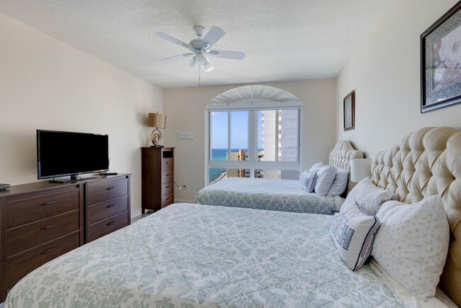 Building Photo - 2065 S Ocean Dr