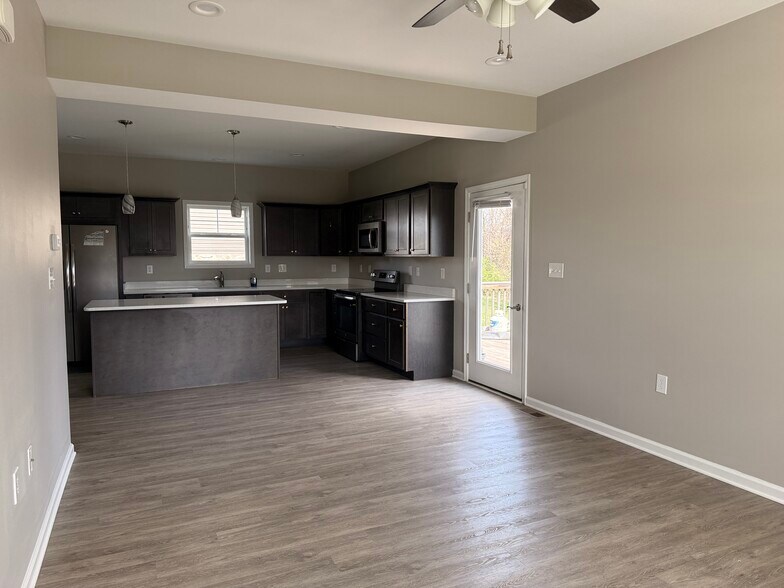 Building Photo - 270 Mabdarin Dr