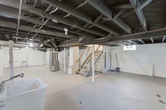 Building Photo - Holiday Special Reduce Rent