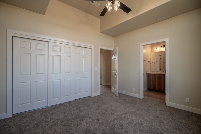 Building Photo - Newer Townhome Near Utah Tech