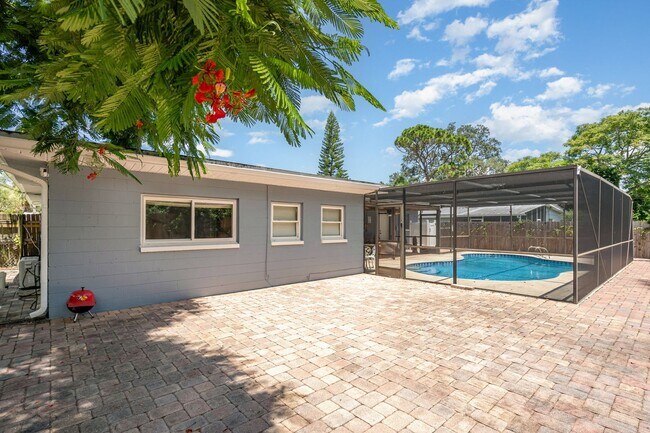 Building Photo - 305 Sharon Dr