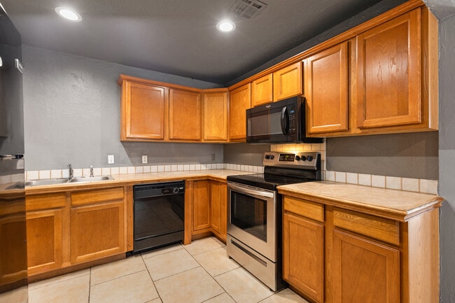 Building Photo - 3221 NW 39th Terrace