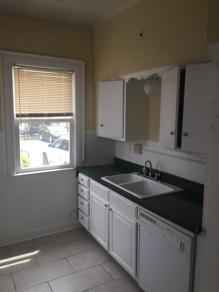 Building Photo - 704 10th Ave