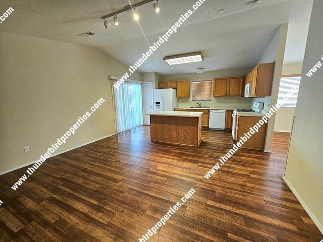 Building Photo - Lovely 3 Bedroom, 2 Bathroom, 2 Car Garage and 1,552 Sq. Ft. Home in Albuquerque.