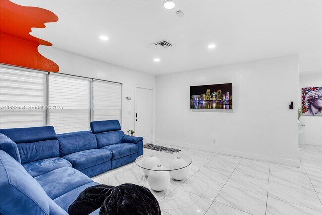 Building Photo - 695 NE 160th St