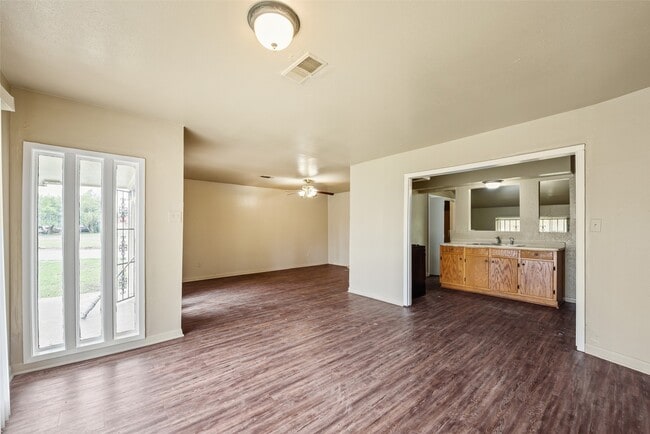 Building Photo - 5503 S Acres Dr