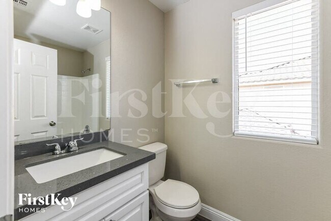 Building Photo - 934 E Shady Charmer Ave