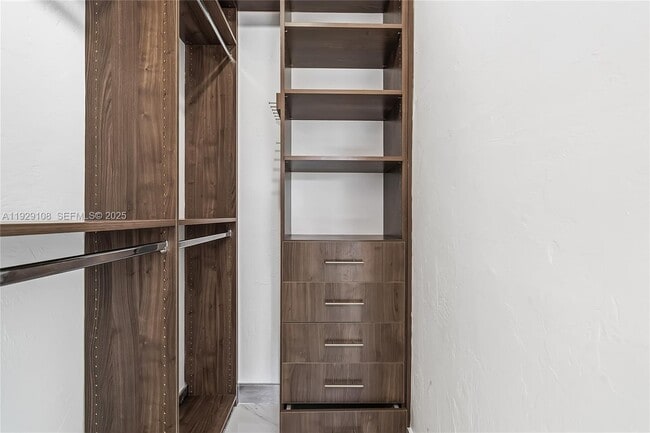 Building Photo - 345 Fairway Dr