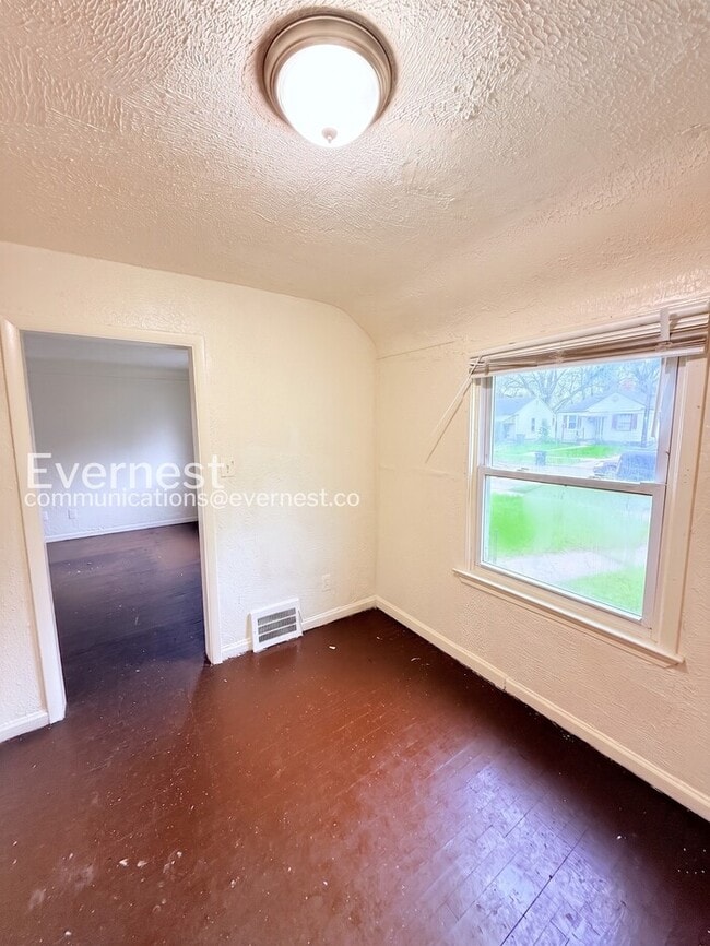 Building Photo - 18659 Shaftsbury Ave