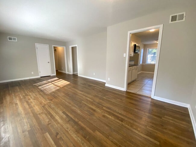 Building Photo - 3 bed, 2 bath near Yale and Raleigh Millington Rd in Raleigh / $250 gift card offer with 12/15/25...