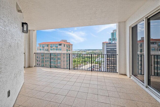 Building Photo - 300 Beach Dr NE