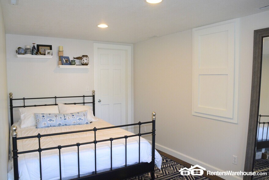 Building Photo - 4887 Edgewater Dr