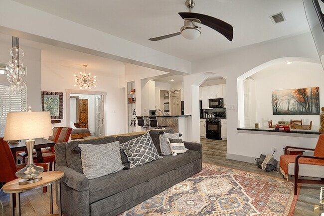 Building Photo - 182 N Valley Oaks Cir