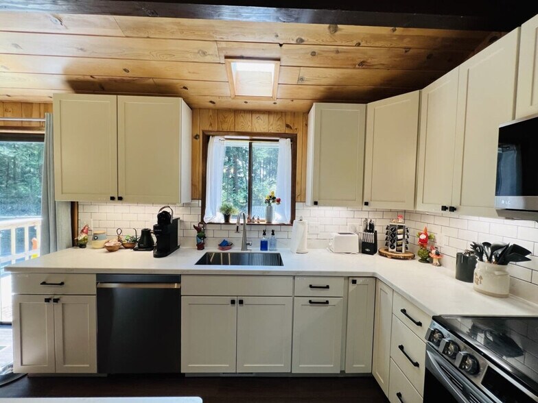 Building Photo - 521 Ellwood Dr