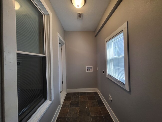 Building Photo - 2 Bedroom, 1 Bathroom Home!