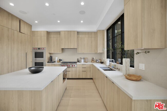 Building Photo - 4433 Kraft Ave