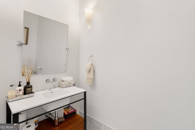 Building Photo - 3338 Peachtree Rd NE