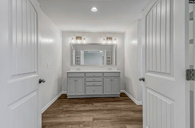 Building Photo - 728 Bustling Br Ln