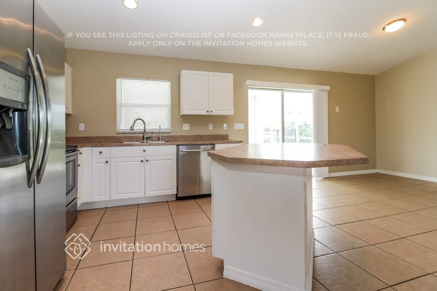 Building Photo - 3322 Oasis Blvd