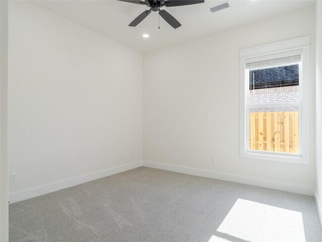 Building Photo - 311 Hedge Dr