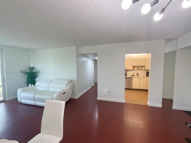 Building Photo - 919 Hillcrest Dr