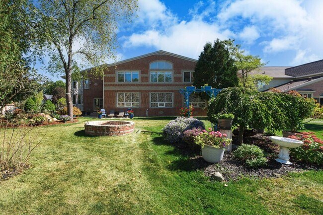 Building Photo - 833 Lakewood Dr