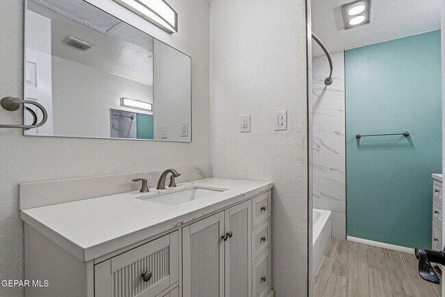 Building Photo - 809 Del Mar Dr