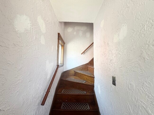 Building Photo - 211 Gladstone St