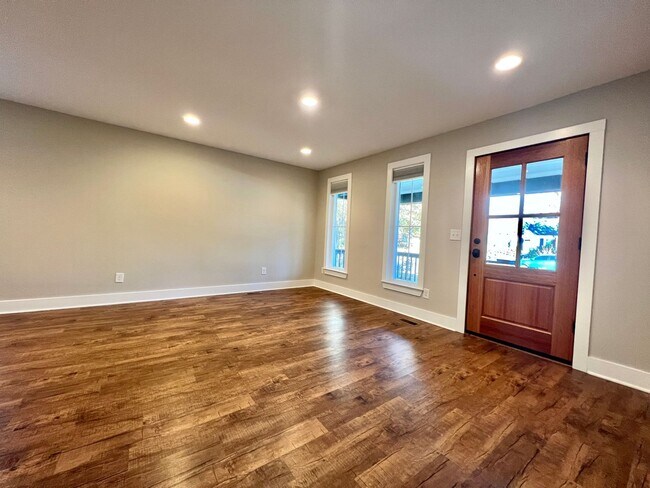 Building Photo - Updated 3 Bed, 2 Bath Cottage in Heart of Lockeland Springs w/ 1 Car Garage