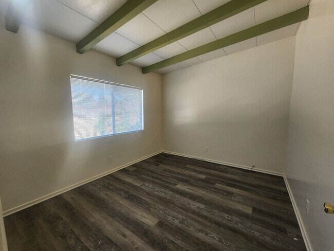 Building Photo - Newly Remodeled Large 3 Bedroom 2 Bath Home