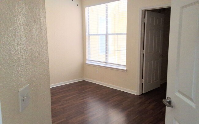 Building Photo - City View Wood Floor Updated Kitchen  2/2 condo at Park North Downtown Orlando