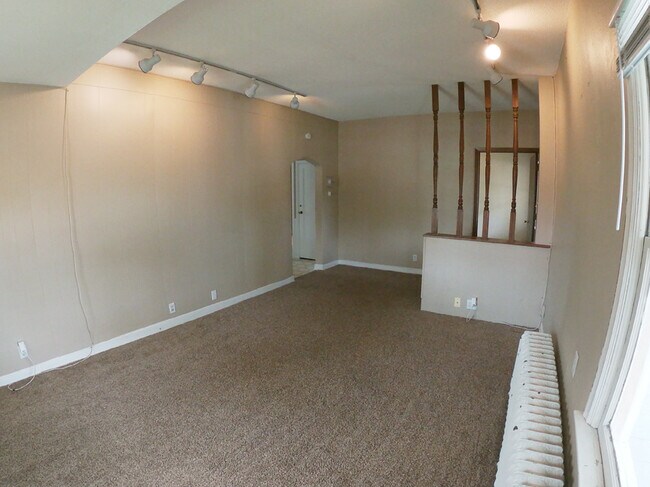 Living - 527 6th Ave SW