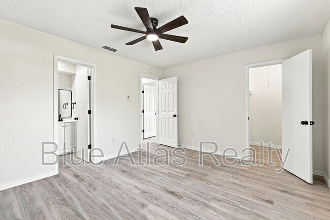 Building Photo - 8137 Foxfire Ln