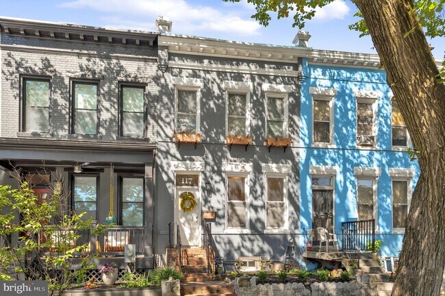 Building Photo - 117 15th St SE