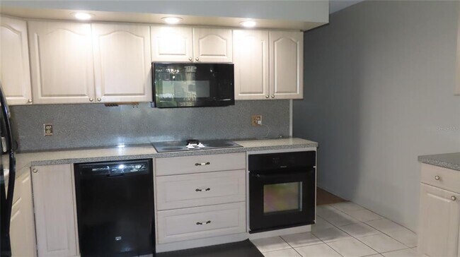Building Photo - 2402 Ecuadorian Way