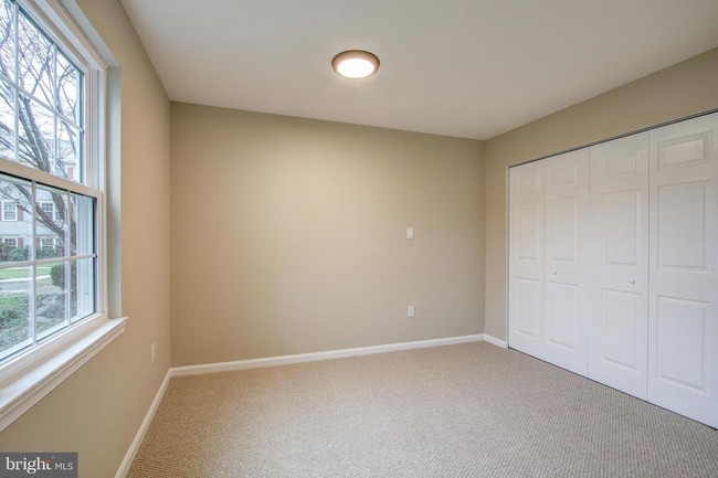 Building Photo - 6 Normandy Square Ct