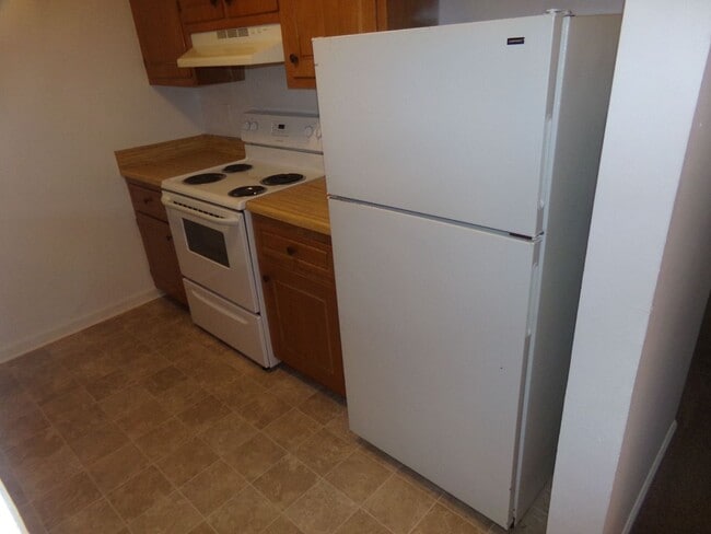 Building Photo - 2 BR Available in Prince George Commons To...