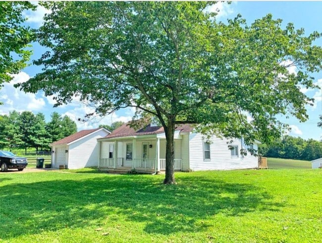 Building Photo - Country living at its finest!