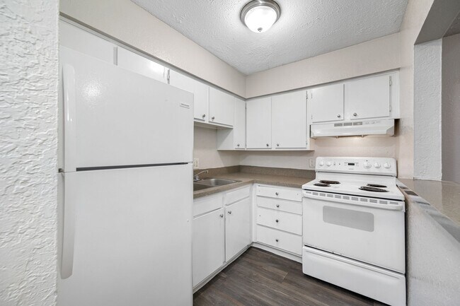 Building Photo - Spacious 1 Bed-1Bath apartment in the hear...