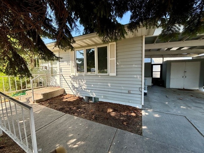Building Photo - Pet friendly 3 bed, 2 bath Duplex - next to park, quiet neighborhood!