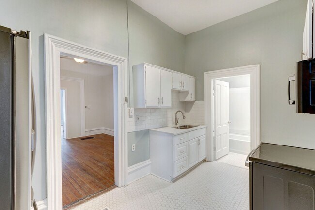 Building Photo - Large Two Bedroom Apartment - Lots of Hist...