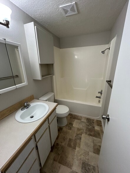 Building Photo - 184 Crestview Dr