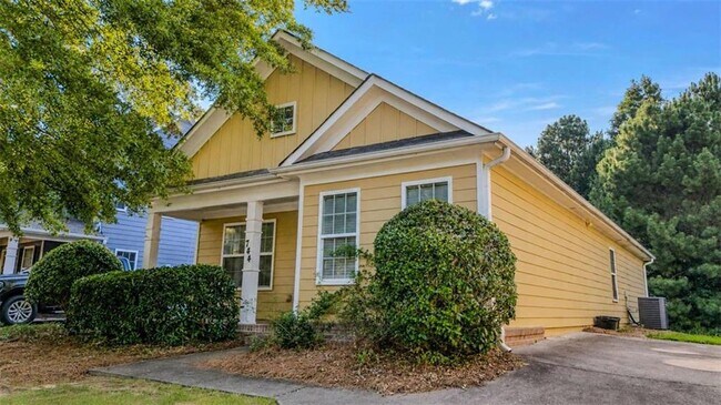 Building Photo - 744 W Vincent Dr