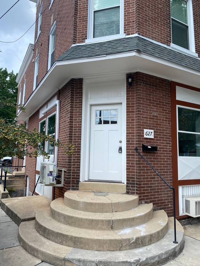 Building Photo - 627 Manor St