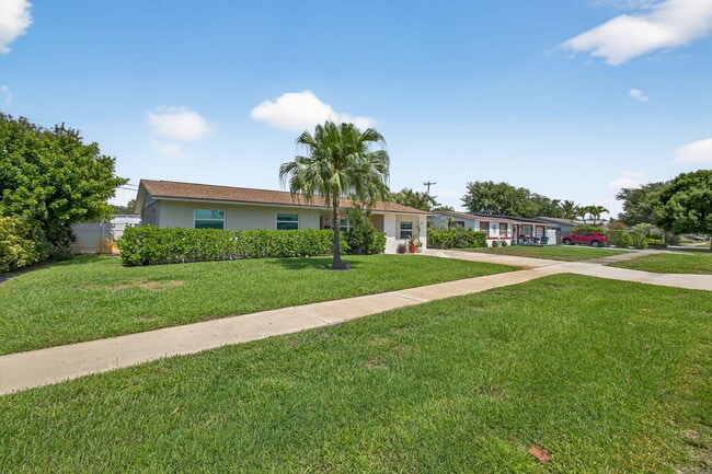 Building Photo - 704 Juniper Dr