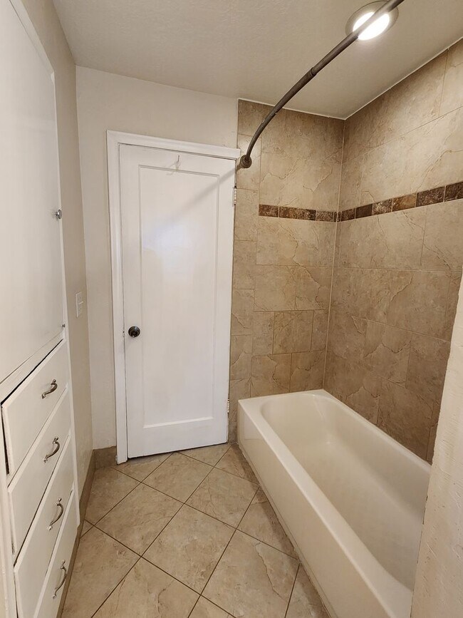 Building Photo - 3Spro2300 (Duplex)