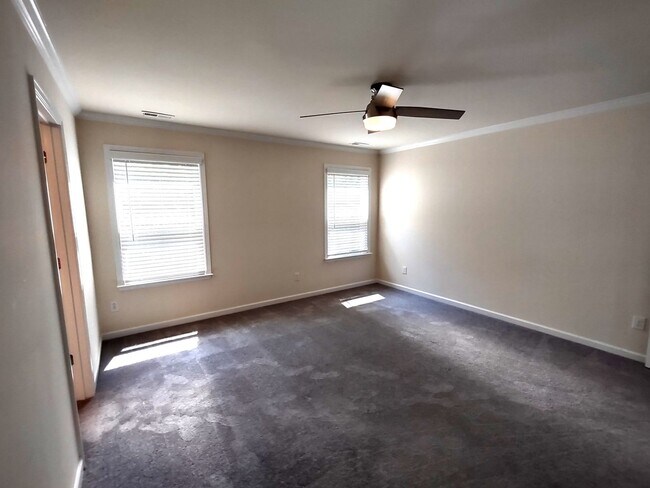 Building Photo - Beautiful Home located in the Starmount Co...