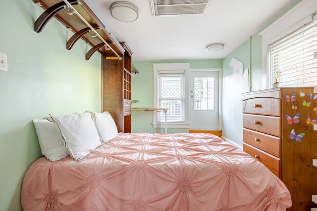 Building Photo - 1019 Berryville Ave