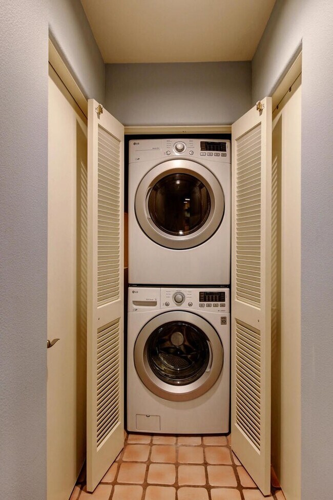 Building Photo - Lovely ground floor unit at the incredible El Escorial! Santa Barbara:)