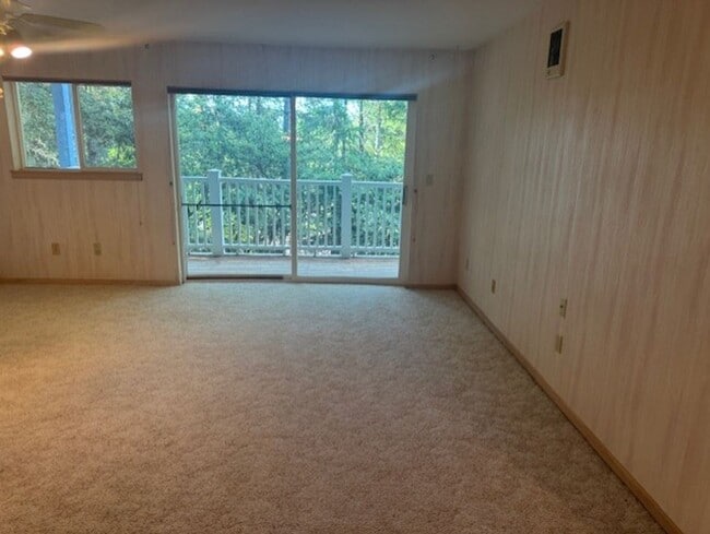 Building Photo - 1445 Seacrest Ln